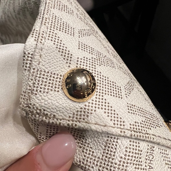 Michael Kors Vanilla Jet Set Travel Tote - Picture 16 of 16